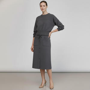 Ensemble sweat-shirt personnalisé avec jupe pour femme - Product Image 5