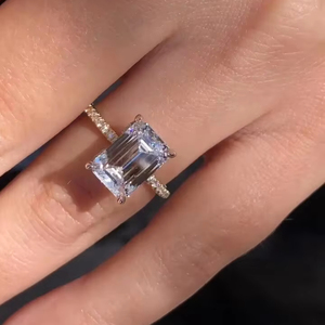 Bague de fiançailles en or massif 14KT Emerald Cut Lab Grown Diamond Cluster Trendy Style IGI Certified Conflict Free Diamond Ring - Product Image 1