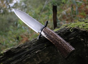 Cuchillo Bowie hecho a mano en acero al carbono con mango de cuerno y funda de cuero. - Product Image 3