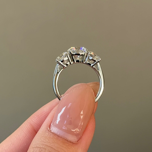 เครื่องประดับเจ้าสาวสุดคลาสสิก สง่างาม ไม่เคยล้าสมัย แหวนหมั้นเพชรทรงกลม 1.5 กะรัต เพชรเลี้ยงในห้องปฏิบัติการ ประดับเพชรสามเม็ด ทอง 14K - Product Image 2