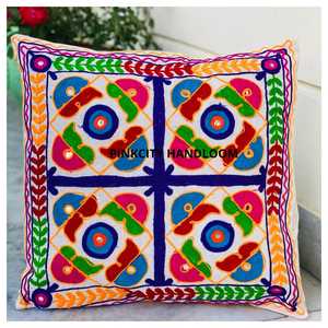 Funda de cojín bordada India decorativa exuberante geométrica, almohadas hechas a mano de algodón, Fundas de cojín Gujrati Suzani - Product Image 1
