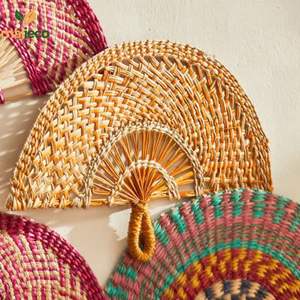 Ventilador de mano de paja de algas marinas hecho a mano Maiieco de diseño único al por mayor de Hanoi - Product Image 1