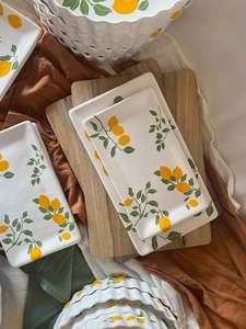 Plateau de service en céramique élégant parfait pour les rassemblements du dîner de l'Aïd avec une grande quantité d'aliments traditionnels - Product Image 1