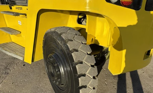 Offre exclusive aux enchères pour chariots élévateurs pneumatiques H330HD 2017, capacité de maintien de 33 000 LBS - Product Image 3