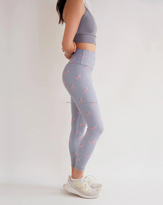Ensemble de yoga 2 pièces pour femme, taille haute, à bretelles croisées, col carré, couleur unie, respirant, en Spandex/Nylon, longueur genou, motif numérique sur le devant - Product Image 1