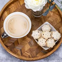 Plateau de service rond en bois artisanal à motif chevrons, en gros, vaisselle rustique en bois pour les collations, les boissons et la décoration de table