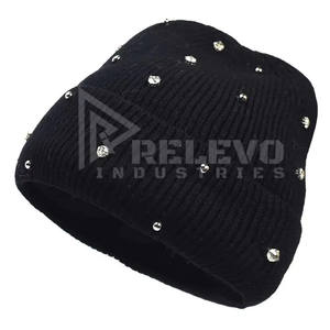 Casquette en tricot d'hiver en acrylique unie avec patch en cuir personnalisé, chapeau de ski avec badge en cuir personnalisé pour hommes/femmes, vente en gros - Product Image 2