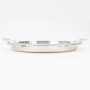 Plateau de service en métal de fabrication exceptionnelle rehausse l'hospitalité en présentant les aliments avec une touche professionnelle de qualité restaurant. - Product Image 5