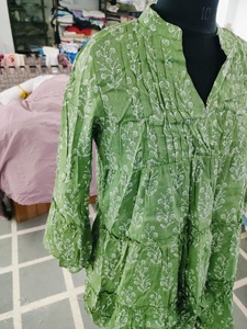 Robe courte à manches évasées à imprimé floral indien pour femmes, teinte verte exotique, sélection la plus large de jupes à volants et tuniques à plis - Product Image 5