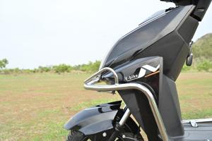 สกู๊ตเตอร์ไฟฟ้าคอมมิวเตอร์350วัตต์มอเตอร์ไร้แปรง8.5นิ้วยางแข็งทนทานสำหรับส่งออก - Product Image 6