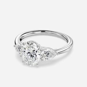 Bague en diamant taillée ovale et poire en or massif 10 carats diamant de laboratoire Solitaire mariage ovale taillé trois pierres bague de fiançailles en diamant - Product Image 2