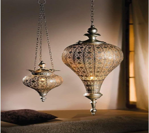 Una gran lámpara colgante esférica con un intrincado diseño floral cortado con láser, que combina eficazmente el estilo contemporáneo - Product Image 2