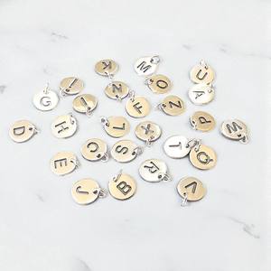 Dijes iniciales redondos de 8 MM-Hallazgos hechos a mano al por mayor - Product Image 2