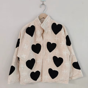 เสื้อแจ็คเก็ตผ้ากำมะหยี่ปักลายหัวใจสีดำ งานแฮนด์เมด ลายหัวใจสีแดงและกางเขน เสื้อโค้ทสไตล์โบฮีเมียน เสื้อแจ็คเก็ตสไตล์ศิลปะ - Product Image 1