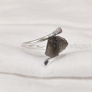 Bijoux en pierre brute Bague pour femme Quartz fumé brut naturel Pierre précieuse Pierre de naissance Bague croisée Bague en argent sterling 925 faite à la main - Product Image 1
