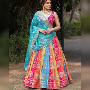 Juego de Lehenga Choli de estilo indio y pakistaní de diseñador en material de viscosa Georgette con impresionantes detalles de lentejuelas bordadas - Product Image 5