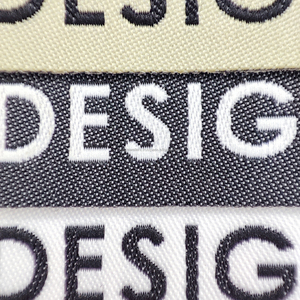 Etiquetas tejidas de alta densidad respetuosas con el medio ambiente personalizadas para bolsas de ropa Etiquetas con logotipo de cuello de ropa plegado sostenible Lámina plateada - Product Image 4