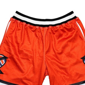 Short de fitness en maille Deux poches à ourlet latéral profond Short en maille basique pour homme Coupe courte Conception personnalisée Sublimation et broderie - Product Image 4