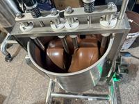 Machine à éplucher et à broyer les fèves de cacao