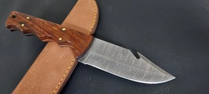 Cuchillo de caza Skinner de acero de Damasco personalizado hecho a mano con mango de madera de rosa y hermosa Funda de cuero compatible con OEM - Product Image 5