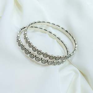 Brazalete Fino de Plata 925 con Diseño Floral de Moneda, Pieza Única de Moh's - Product Image 4