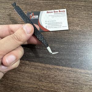 Pince à épiler noire scintillante à angle de 65 degrés en acier inoxydable, pince à épiler pour cils, impression de logo personnalisée, résistante à la transpiration - Product Image 6