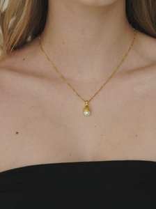 Impresionante collar con rama de hojas doradas brillantes, disponible a precios de mayoreo. - Product Image 2