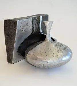 Escultura de aluminio fundido de arena de dos piezas Base ajustada Reino Unido Decoración abstracta para el hogar Arte moderno Objeto decorativo Forma de recipiente - Product Image 3