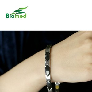 Pulsera de energía magnética terapéutica hecha por Tawain - Product Image 1