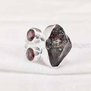 แหวนผู้หญิงประดับพลอยดิบธรรมชาติ แกรนเนต พลอยประจำเดือนมกราคม แหวนเงินแท้ 925 ประดับพลอยสามเม็ด - Product Image 2