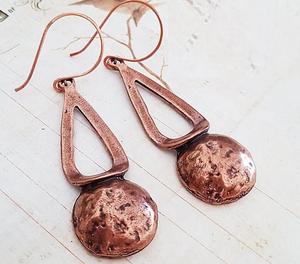 Pendientes de cobre oxidado hechos a mano para mujer con intrincadas obras de arte tribal y detalles de diseño floral étnico - Product Image 1