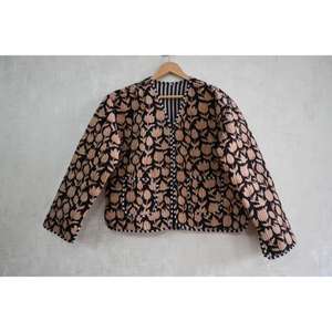 Veste matelassée en coton écologique à imprimé floral tissé à la main pour l'hiver, fermeture à boutons, design réversible, douce et chaude - Product Image 1