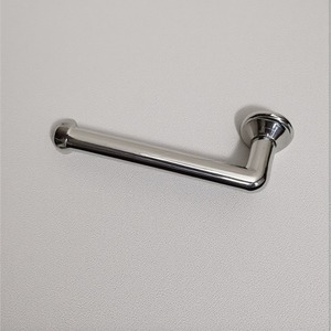 Soporte de papel higiénico de metal elegante con superficie plateada artesanal Diseñado para interiores decorativos y funcionales - Product Image 4