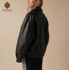 Blouson aviateur oversize classique en cuir synthétique noir pour homme. Vêtement d'hiver décontracté à fermeture éclair, style rétro minimaliste, essentiel pour le streetwear - Product Image 5