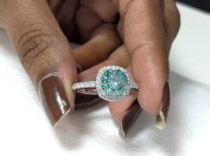 Bague de fiançailles halo en moissanite bleu clair taille ronde de 1,75 ct, bague solitaire en or blanc 14 carats massif pour femmes - Product Image 3