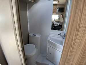 Autocaravana Usada ALCOVE Swift Edge 476 Blanca, RV de Lujo con Piso Acrílico, Capacidad para 4-6 Personas, Emisión Euro 5, Carga Útil de 11000 kg - Product Image 4