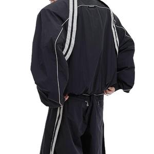 Chaqueta y joggers de nailon para hombre con logotipo personalizado, conjunto de 2 piezas holgado de poliéster con cremallera, chándales cortavientos deportivos con rayas - Product Image 3