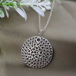 Vente en gros de pendentifs en laiton sans nickel, collier en filigrane mandala à la mode, chaîne à maillons tendance pour femmes et filles, or 18 carats - Product Image 2