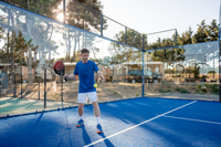 Équipement de terrain de padel panoramique moderne, terrain de padel en verre panoramique pour clubs intérieurs et sports en plein air