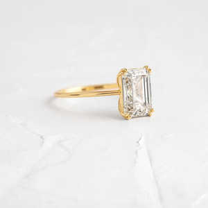 Elegante y lujoso anillo de compromiso solitario moissanita de corte esmeralda categoría de producto de gama alta - Product Image 6