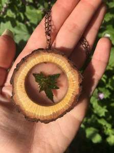 Vente en gros de modèles de chaînes en or faits à la main, bijoux en résine, cristal plaqué or, fleurs séchées, colliers avec pendentif chapelet - Product Image 5