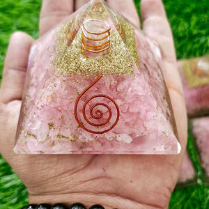 Pyramide en cristal d'orgonite en quartz rose poli pour la guérison du Vastu, la manifestation de l'amour, de la confiance, de la positivité et de la compassion - Product Image 1