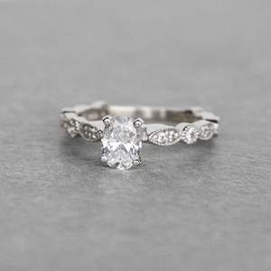 แหวนหมั้นทรงรีเพชรเลี้ยงในห้องปฏิบัติการ ดีไซน์น่ารัก ทองคำขาว สไตล์วินเทจ สำหรับผู้หญิง - Product Image 5
