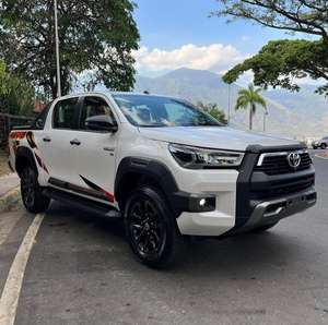 Toyota Hilux Revo 2024 Usada en Perfectas Condiciones de Funcionamiento y en un Estado Impecable - Product Image 3