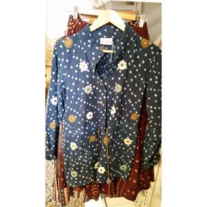 Chaqueta Corta Estilo Universitario para Otoño y Primavera, Ajustada, con Botones, Decoración de Cristales, Logotipo Personalizado, Transpirable, Exterior de PU, Algodón - Product Image 2