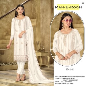 Costume élégant de créateur Salwar avec broderie séquentielle et élégant Khatli détaillant une tenue traditionnelle parfaite pour les mariages - Product Image 5
