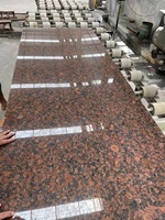 Dalles de granit polies, flammées et martelées, rouge Carmen et rouge Karelia, pour comptoirs de cuisine, revêtements muraux et revêtements de sol d'escalier