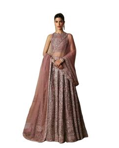 Robe de mariée pakistanaise haut de gamme, détail de détail en plan serré, vert émeraude et or antique, richement ornée, Pishwas de mariée somptueux - Product Image 1