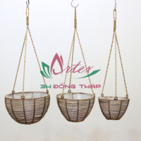 Ensemble de pots de fleurs suspendus décoratifs modernes faits à la main en plastique PE Artex Dong Thap multi-tailles pour l'utilisation en jardin et le rangement à domicile