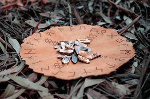 Viking Rune bói toán thiết lập với xương chính hãng người cao tuổi futhark <span class=keywords><strong>runestone</strong></span> miếng & cao cấp da bói toán Mat đánh bóng kỹ thuật - Product Image 2